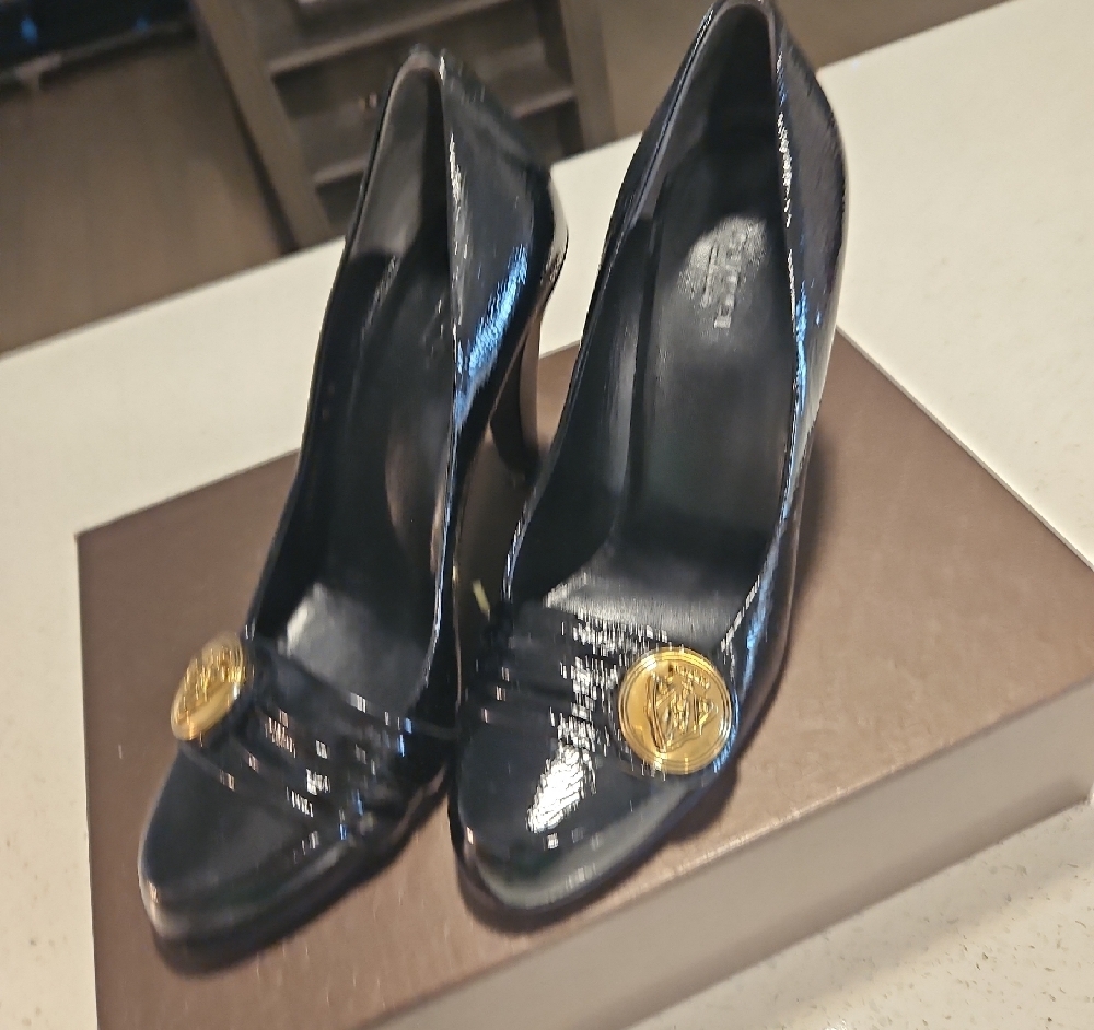Gucci Black Heels with Gold Emblem - Picture 14 of 14
